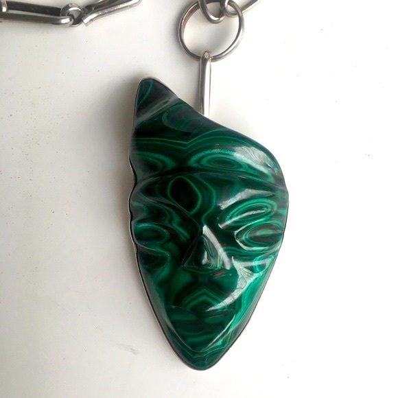 VNTG carved Malachite mask with 26" handmade chain - Picture 11 of 12